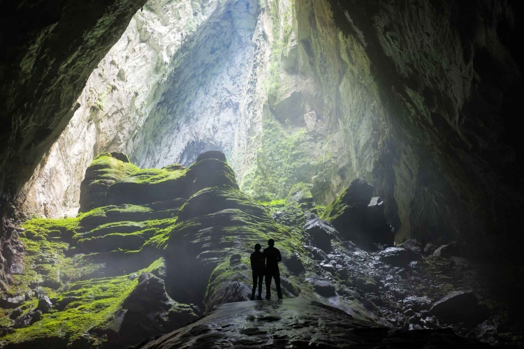 Exploration spectaculaire des cavités karstiques de Phong Nha - Kẻ Bàng lors d'un voyage personnalisé Vietnam.