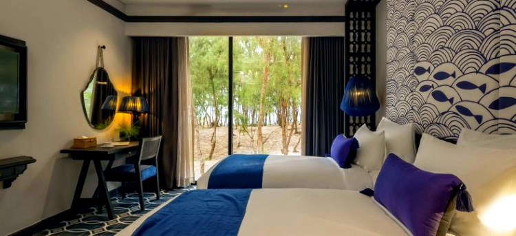 Intérieur d'une chambre d'hôtel double au Sol An Bang Beach Resort à Hoi An, une option d'hébergement balnéaire pour un voyage sur mesure vietnam cambodge.