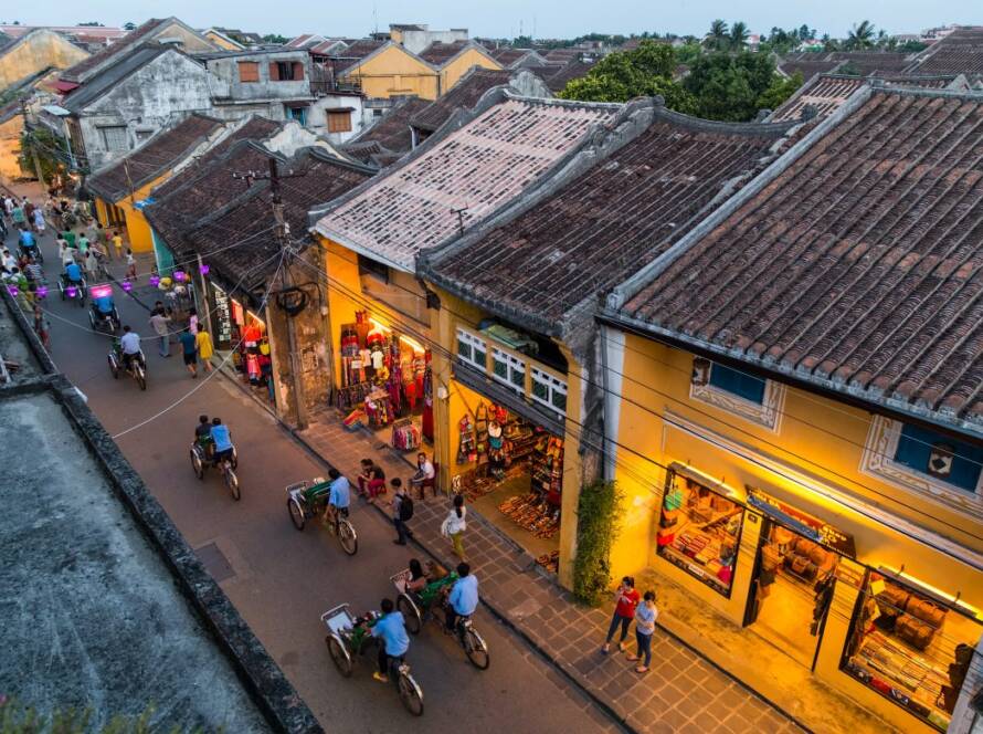 Vue aérienne des rues animées et des maisons jaunes de Hoi An lors d'un voyage sur mesure au Vietnam.