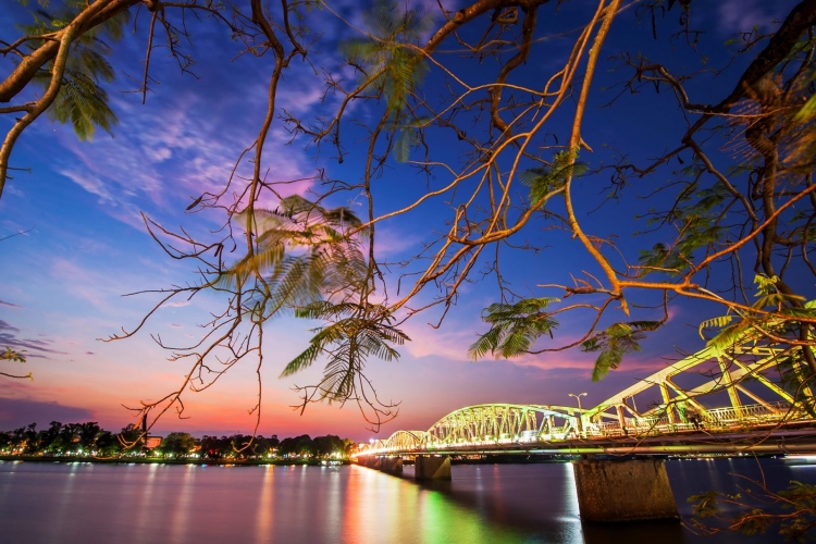 PONT TRANG TIEN, HUE, VIETNAM, vie nocturne à Hue, Vietnam