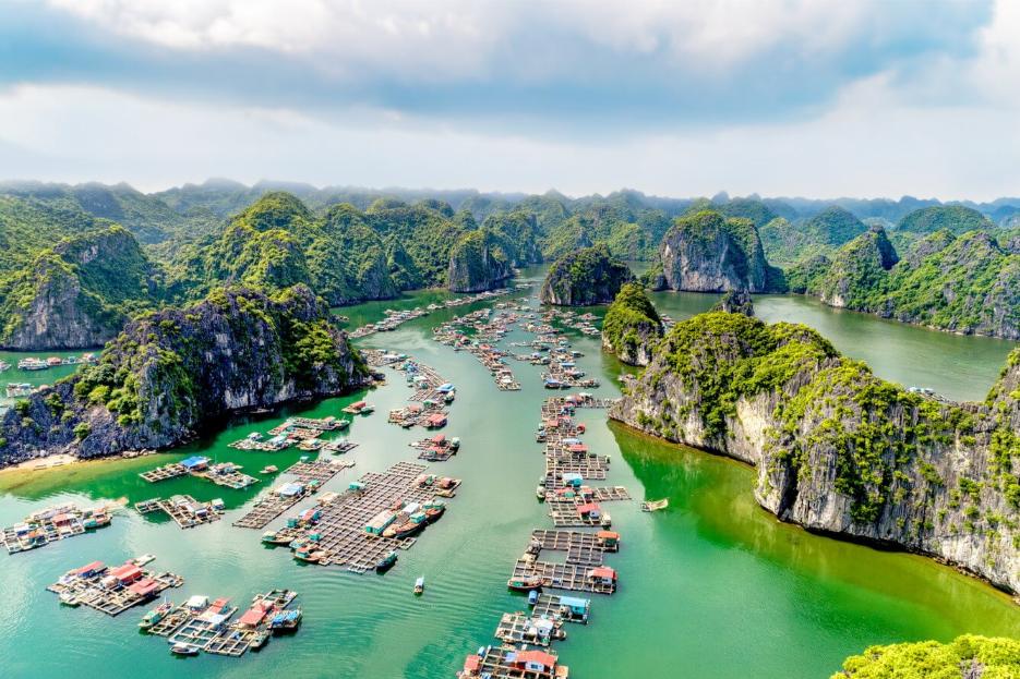 Vue aérienne des montagnes karstiques et des villages flottants de la baie de Lan Ha, une étape de récupération idéale pour un Itinéraire Vietnam en 2 semaines