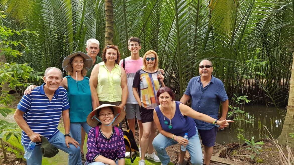 Des voyageurs visitent le Mékong, au Vietnam