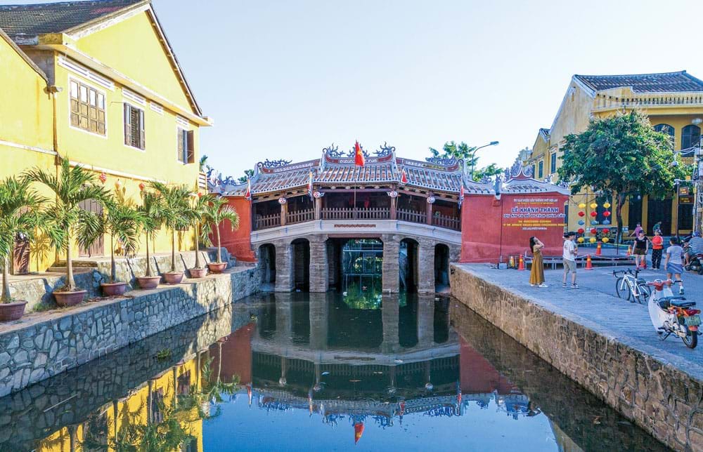 Le pont japonais construit dans la vieille ville d'Hoi An à visiter durant votre voyage complet au Vietnam du Nord au Sud