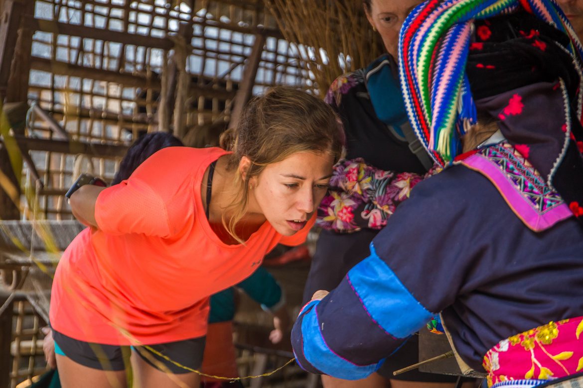 Savoir tisser le lin est un critère d'évaluation du talent, de l'ingéniosité et du travail acharné d'une femme Hmong