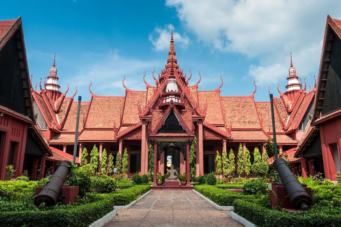Architecture traditionnelle du Musée National du Cambodge, une halte culturelle apaisante pour équilibrer votre itinéraire Vietnam Cambodge.