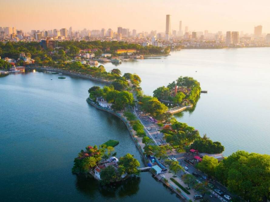 Vue panoramique du lac de l'Ouest (Ho Tay) à Hanoï, une étape apaisante pour votre itinéraire Vietnam Cambodge.
