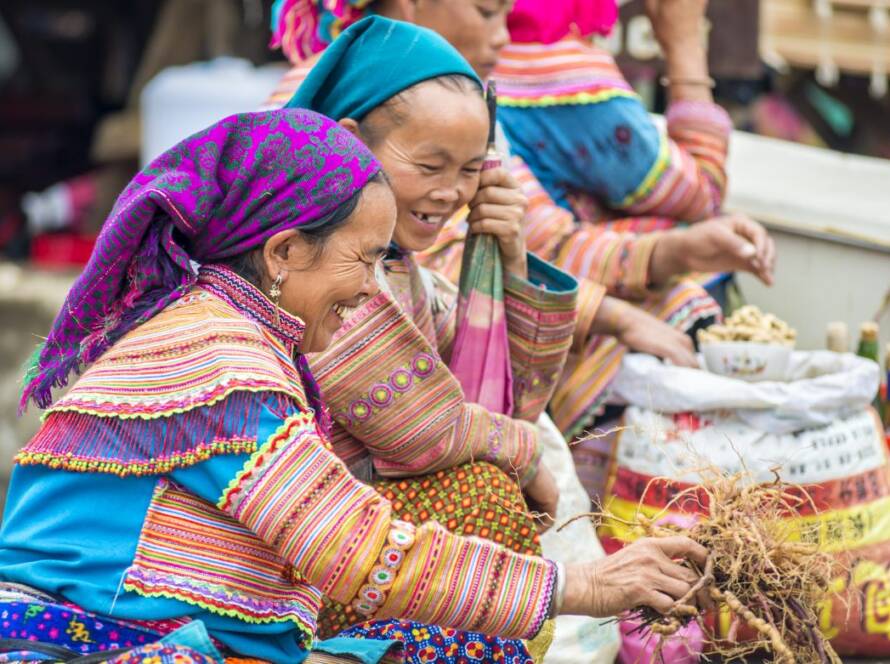 Femmes Hmong souriantes lors d'une rencontre authentique pendant un circuit privé au Vietnam.