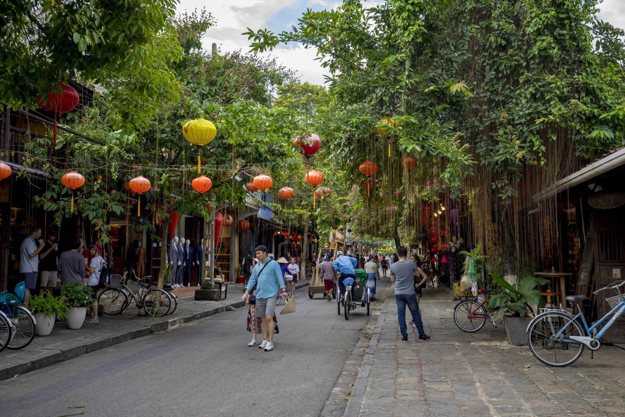Belles lanternes lumineuses de Hoi An illustrant un merveilleux circuit de 12 jours au Vietnam.