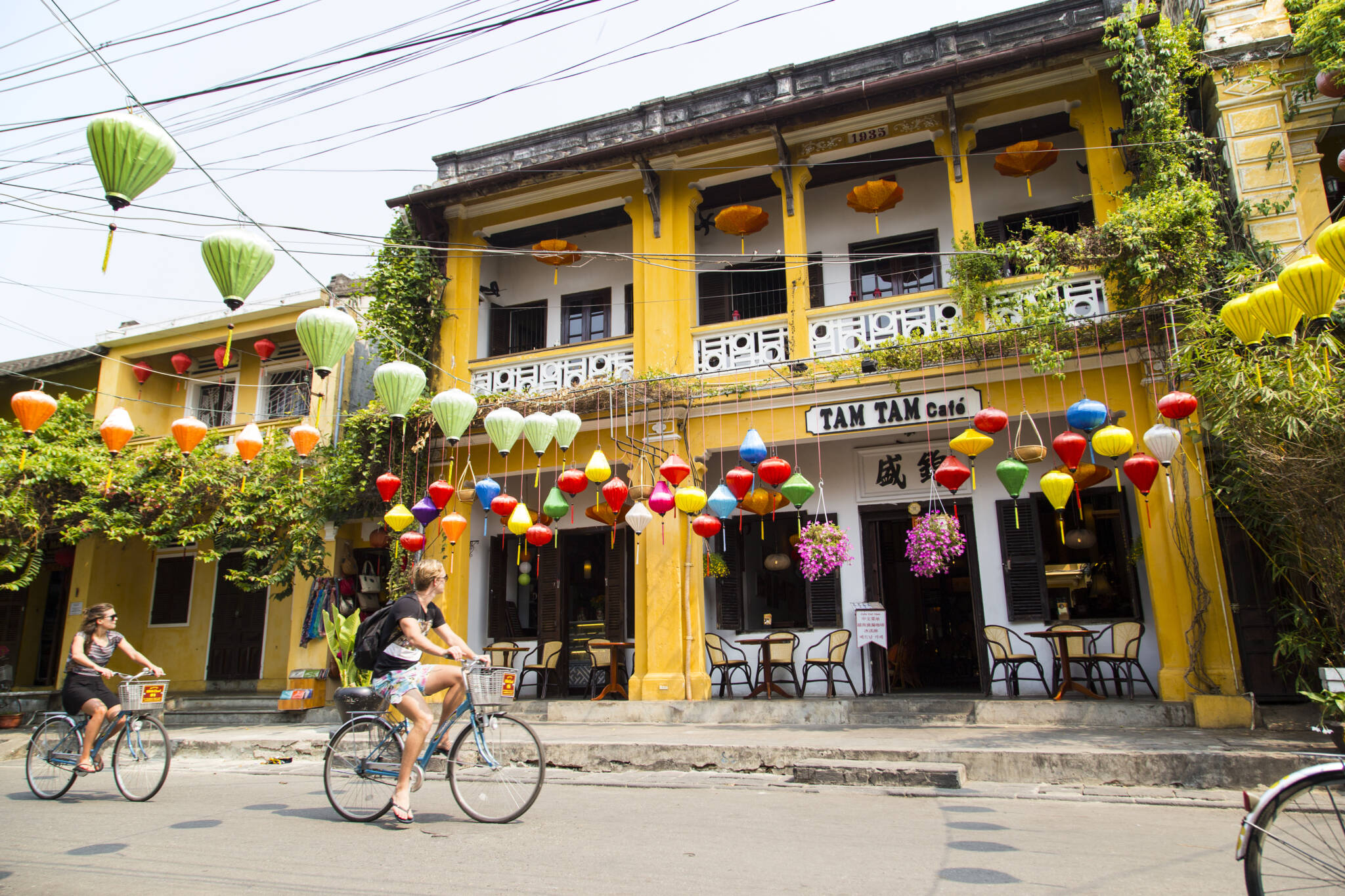 séjour vietnam sur mesure Vietnam-Hoi_an-Old_town_street_with_tourists_on_bicyles-1