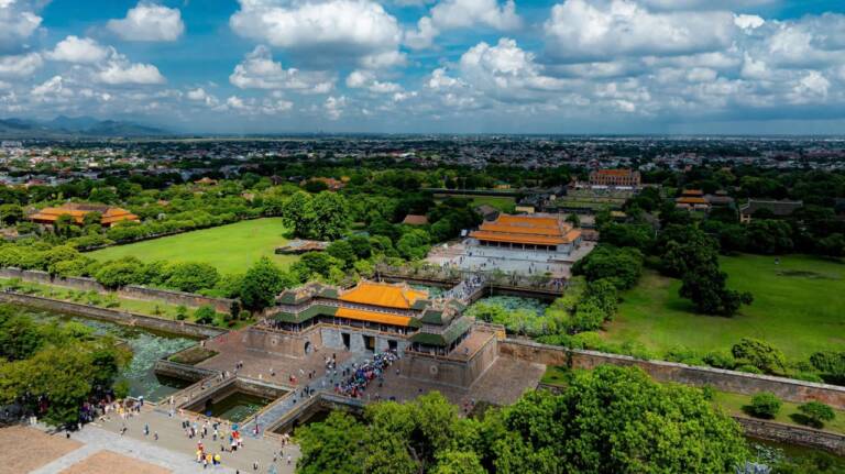 Vue aérienne de la Cité impériale de Huế et de la porte du Midi lors d'un circuit Vietnam du Nord au Sud.