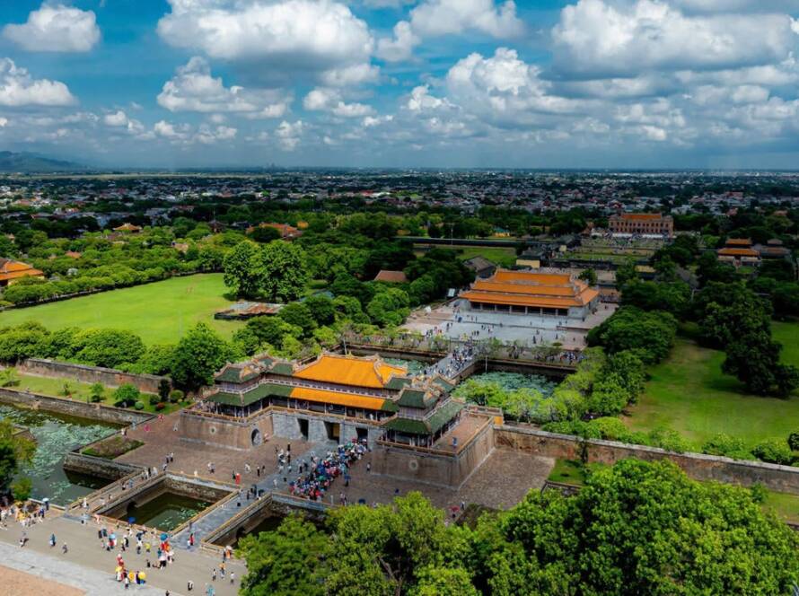 Vue aérienne de la Cité impériale de Huế et de la porte du Midi lors d'un circuit Vietnam du Nord au Sud.