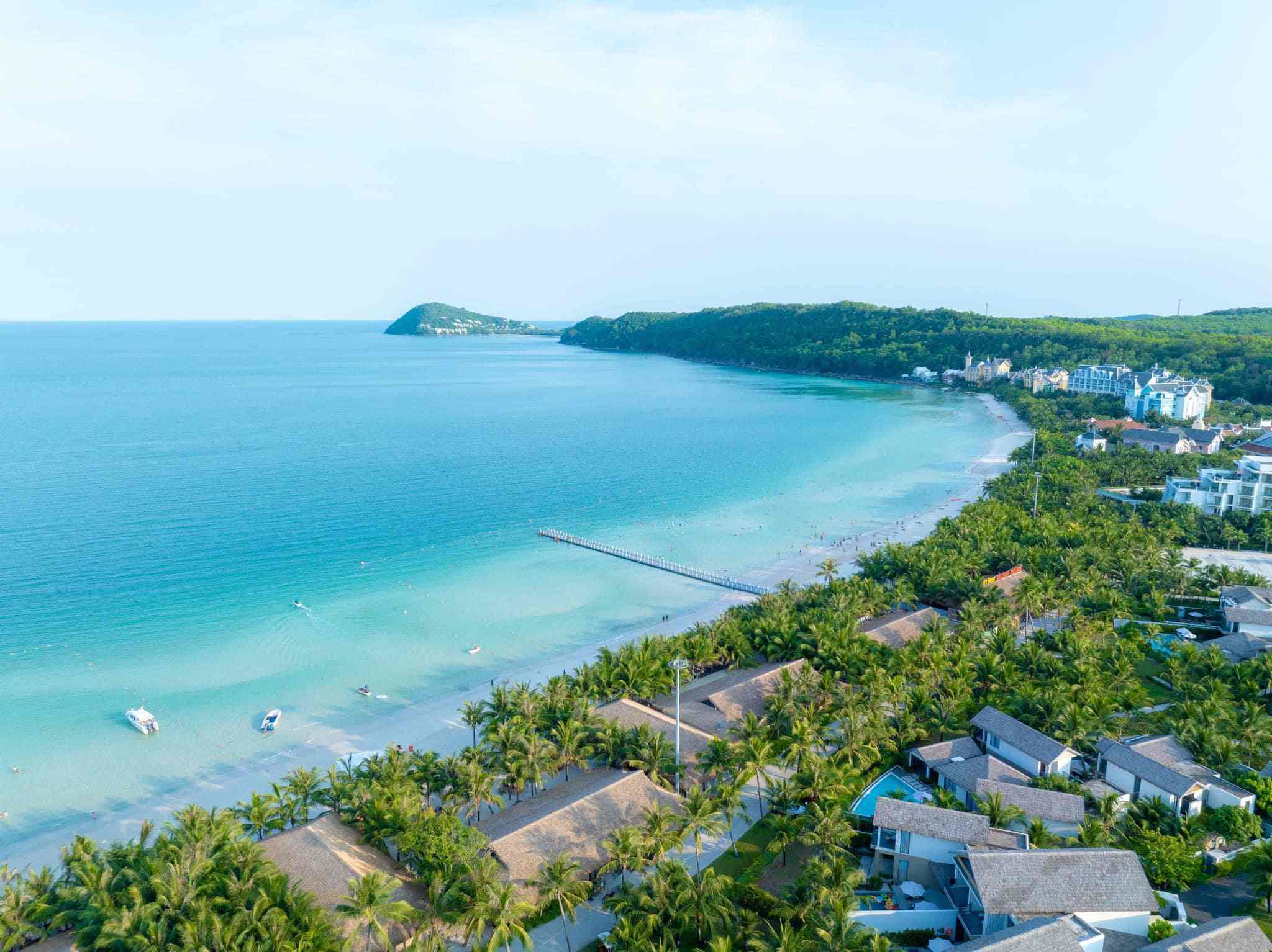 Vue aérienne de la côte et des plages de Phu Quoc lors d'un voyage en famille de luxe au Vietnam.