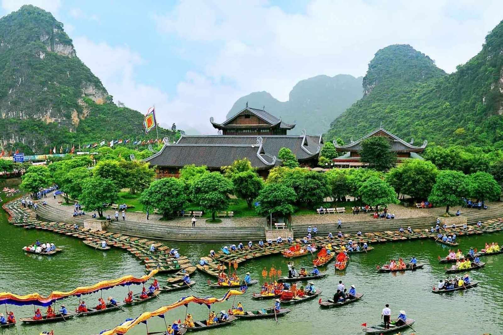 Paysage karstique et barques traditionnelles à Tràng An près de Hoa Lư lors d'un circuit Vietnam du Nord au Sud.