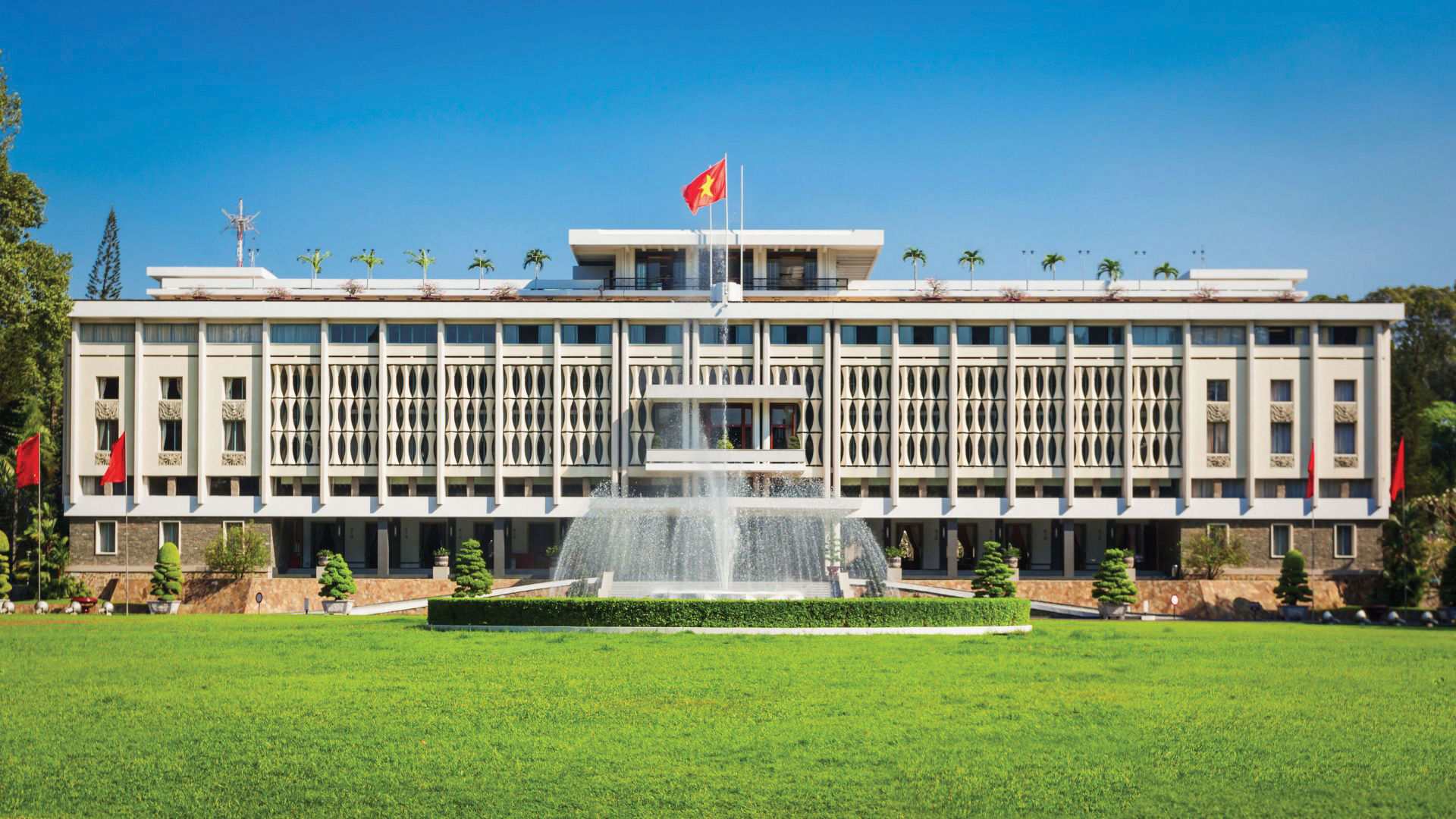 Façade du Palais de la Réunification à Ho Chi Minh-Ville lors d'un circuit Vietnam du Nord au Sud.