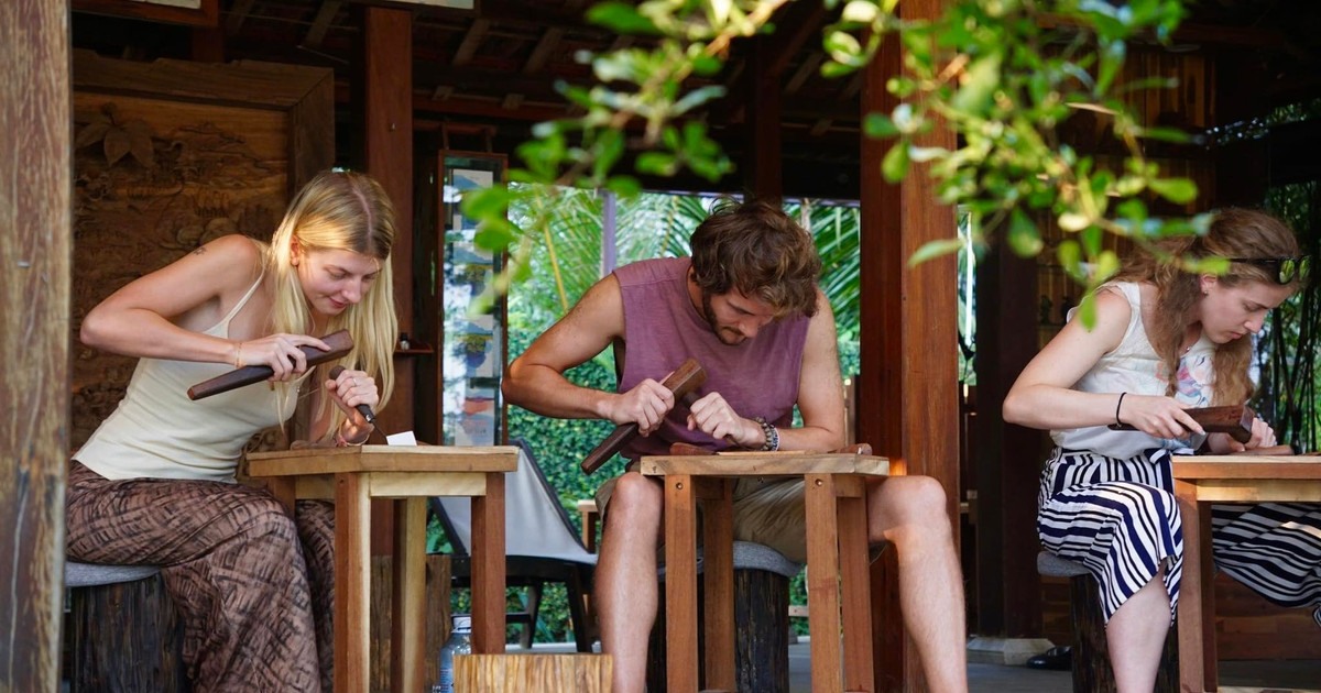 Immersion dans un atelier artisanal privé lors d'un voyage organisé Vietnam Cambodge