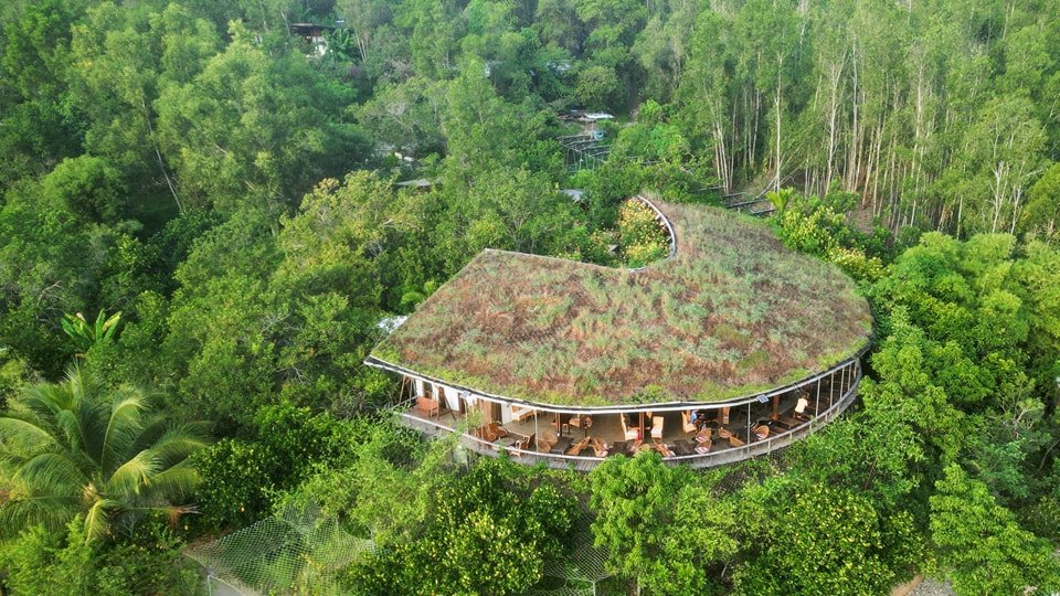 Vue aérienne de l'architecture végétale et circulaire de Làng Nhỏ Eco Resort lors d'un voyage Vietnam en famille.