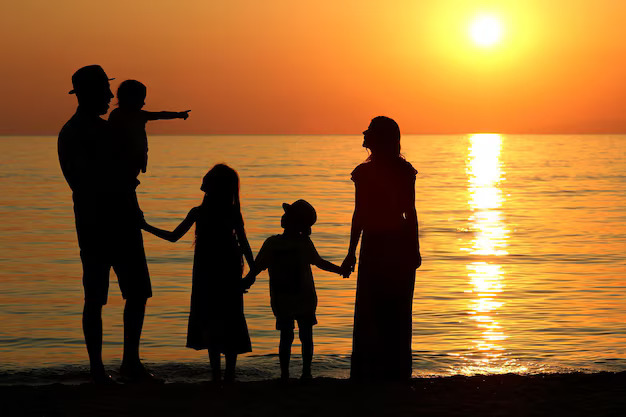 Famille heureuse et complice sur la plage lors d'un voyage en famille de luxe au Vietnam