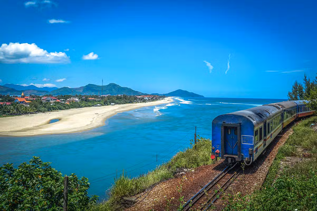Train longeant le littoral et les paysages côtiers du Centre lors d'un voyage personnalisé Vietnam.