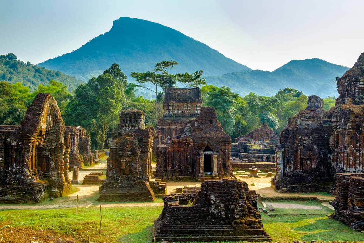 Tours-sanctuaires en briques rouges de Mỹ Sơn au cœur de la vallée sacrée lors d'un circuit Vietnam du Nord au Sud.