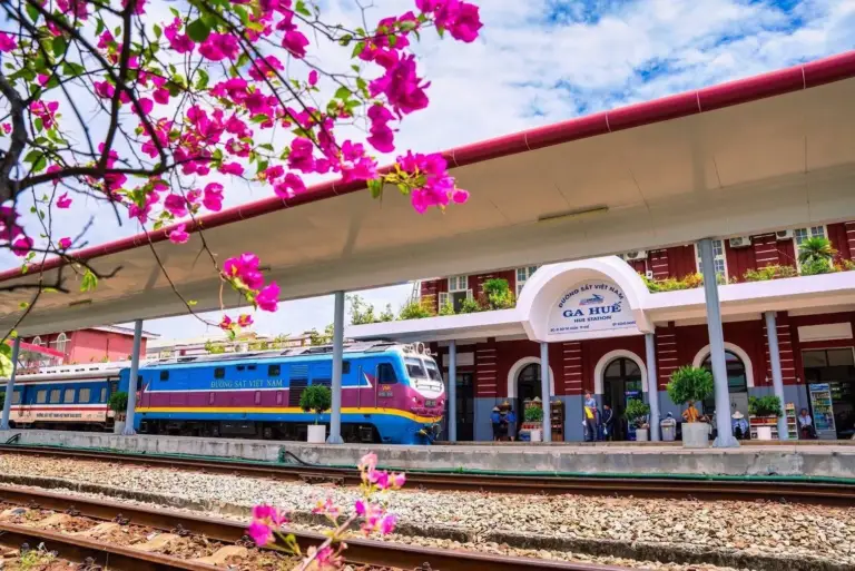 La gare historique de Hué et son train touristique, point de départ d'une traversée ferroviaire lors d'un voyage personnalisé Vietnam.