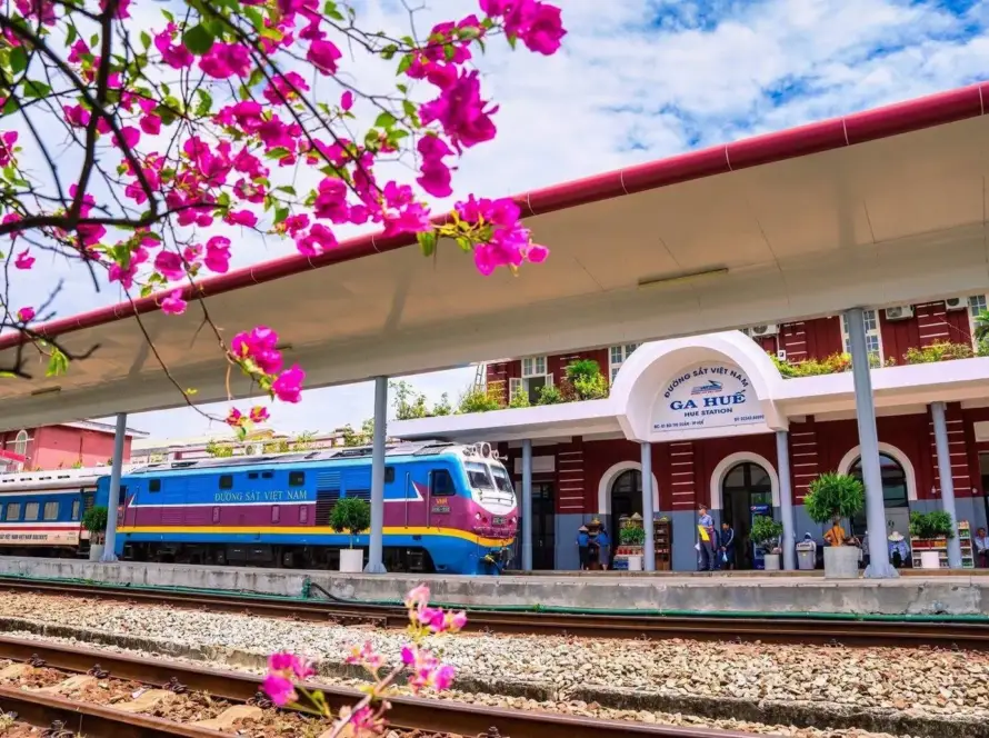 La gare historique de Hué et son train touristique, point de départ d'une traversée ferroviaire lors d'un voyage personnalisé Vietnam.
