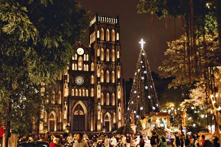 Cathédrale Saint-Joseph de Hanoï illuminée pour les fêtes lors d'un itinéraire Nord Vietnam