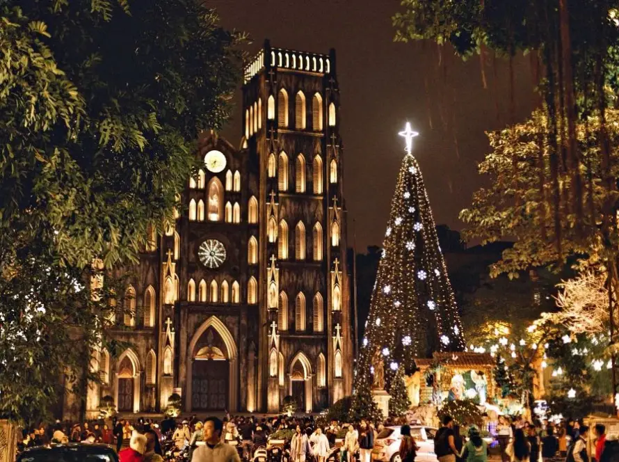 Cathédrale Saint-Joseph de Hanoï illuminée pour les fêtes lors d'un itinéraire Nord Vietnam