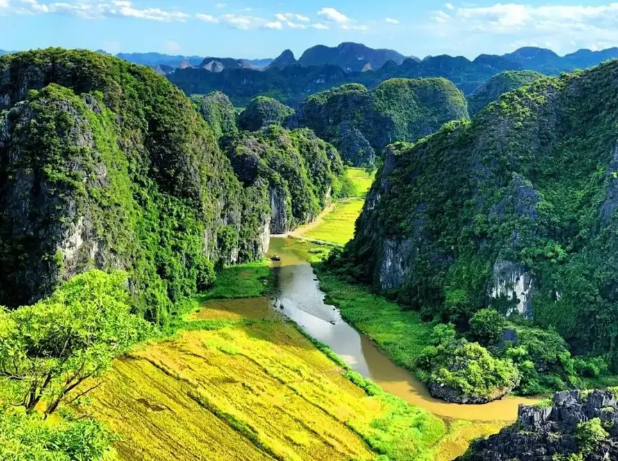 Visiter le Vietnam en 10 jours à travers le panorama grandiose des pitons calcaires et rizières de Ninh Bình.