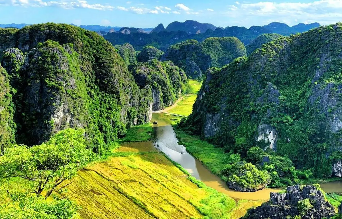 Visiter le Vietnam en 10 jours à travers le panorama grandiose des pitons calcaires et rizières de Ninh Bình.