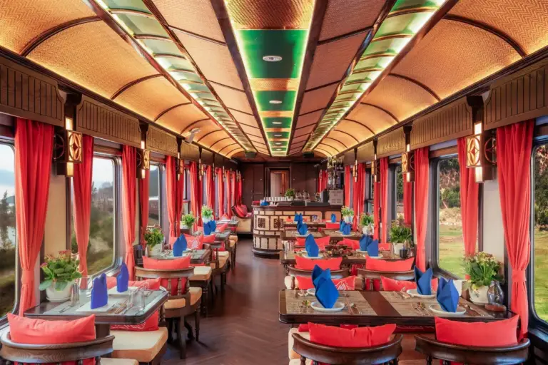 Le prix voyage Vietnam 2 semaines reflété par l'intérieur raffiné d'une voiture d'un train de luxe au Vietnam.