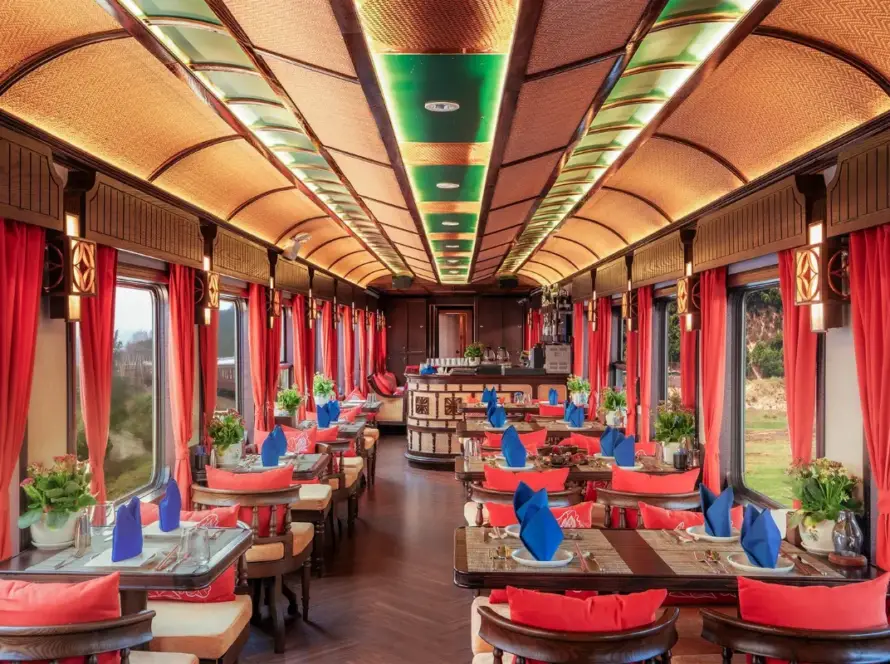 Le prix voyage Vietnam 2 semaines reflété par l'intérieur raffiné d'une voiture d'un train de luxe au Vietnam.