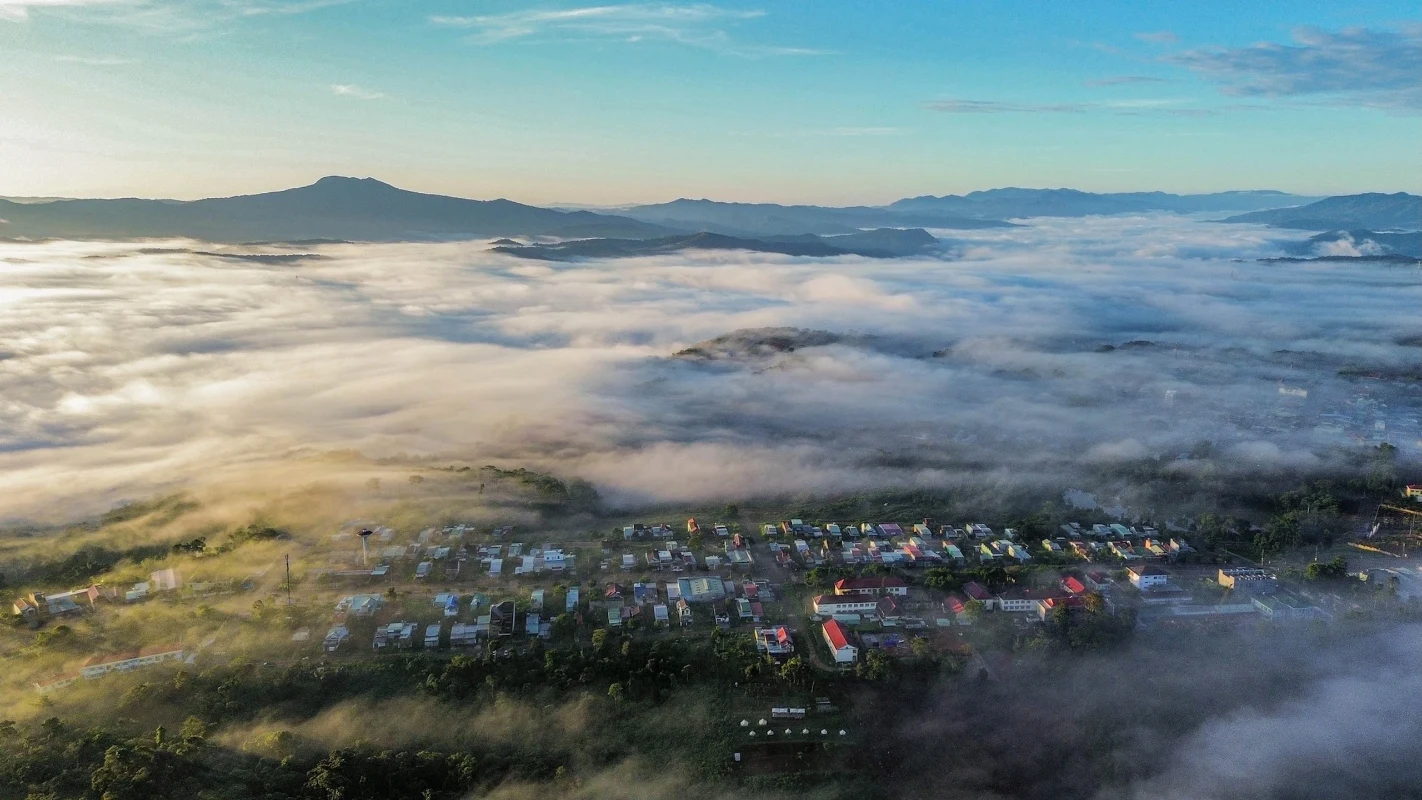 Mer de nuages au-dessus des crêtes boisées de Măng Đen lors d'un circuit Vietnam sur mesure