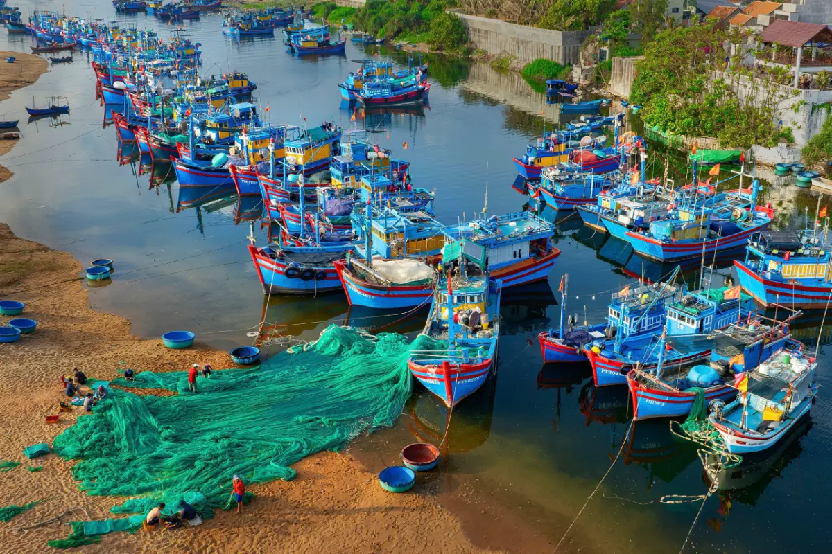 Filets de pêche et barques artisanales sur le littoral de Làng Lò lors d'un circuit Vietnam sur mesure