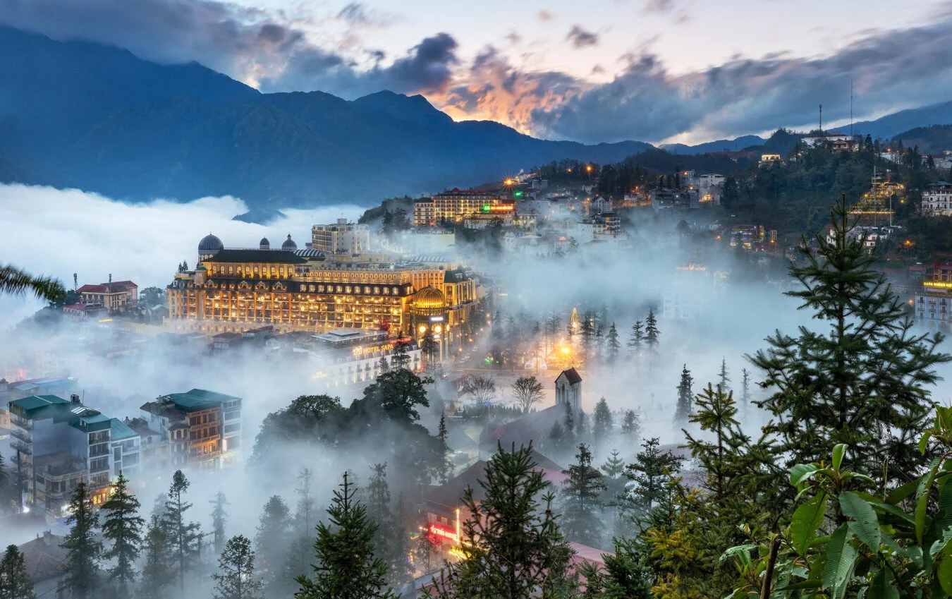 Panorama hivernal de Sa Pa dans la brume lors d'un itinéraire Nord Vietnam