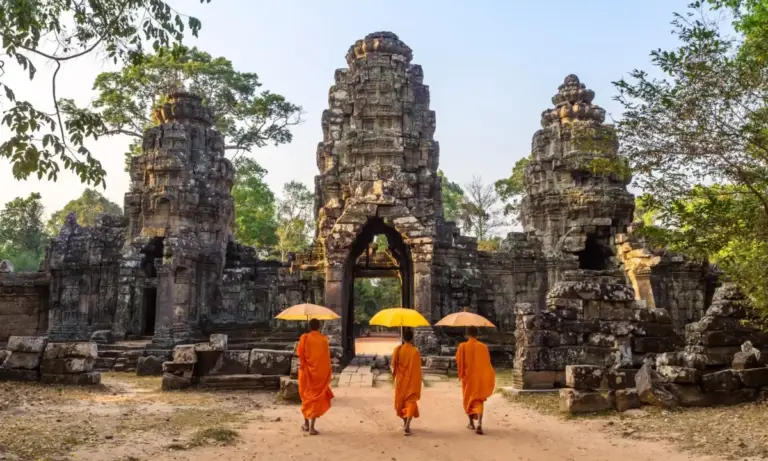 Moines marchant vers les temples d'Angkor lors d'un circuit Vietnam Cambodge Laos 3 semaines