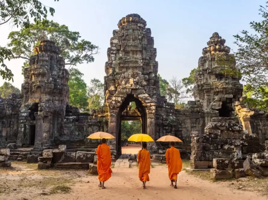 Moines marchant vers les temples d'Angkor lors d'un circuit Vietnam Cambodge Laos 3 semaines