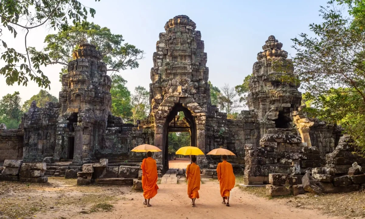 Moines marchant vers les temples d'Angkor lors d'un circuit Vietnam Cambodge Laos 3 semaines