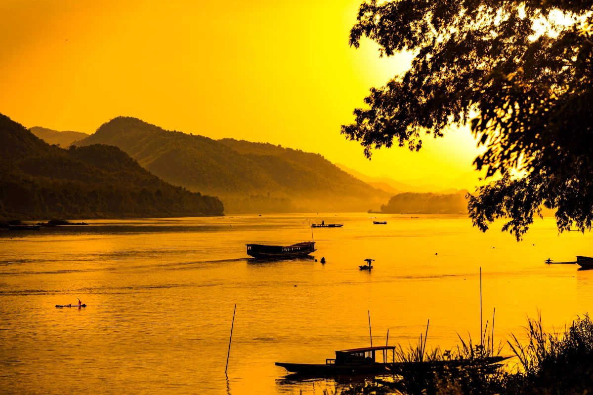 Coucher de soleil paisible sur le fleuve Mékong au Laos lors d'un circuit Vietnam Cambodge Laos 3 semaines