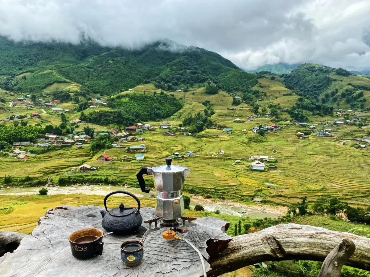 Pause thé face aux rizières en terrasses et montagnes lors d'un circuit nord Vietnam 15 jours