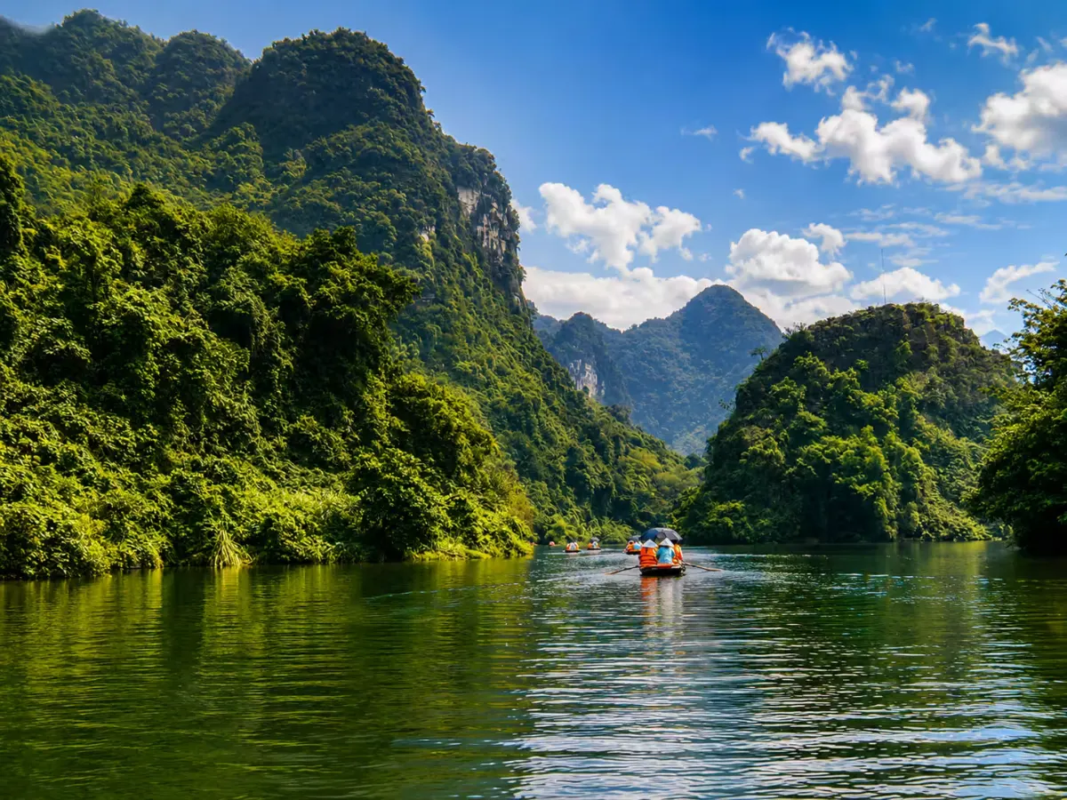 Balade paisible en barque traditionnelle sur les eaux de Ninh Binh lors d'un circuit nord Vietnam 15 jours