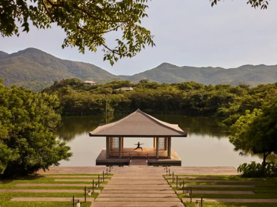 Séance de yoga au bord de l'eau dans un éco-resort de luxe lors d'un circuit nord Vietnam 15 jours