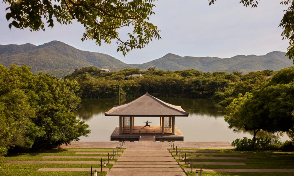 Séance de yoga au bord de l'eau dans un éco-resort de luxe lors d'un circuit nord Vietnam 15 jours