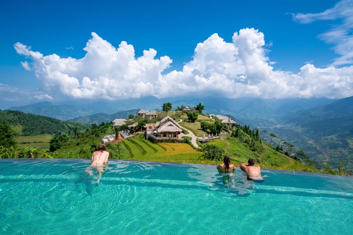 Piscine à débordement avec vue sur les montagnes lors d'un circuit nord Vietnam 15 jours haut de gamme