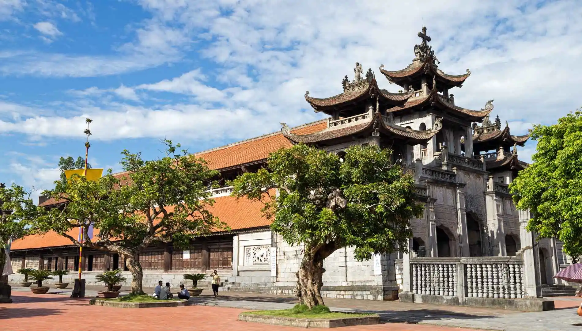 Cathédrale de Phát Diệm à l'architecture traditionnelle lors d'un itinéraire Nord Vietnam