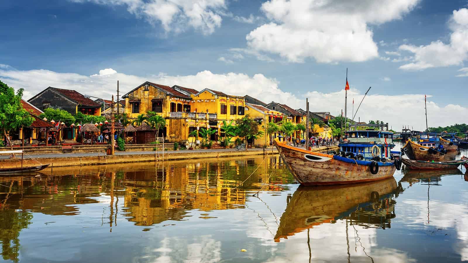 Le prix voyage Vietnam 2 semaines valorisé par la découverte sereine du patrimoine de Hội An au bord de la rivière.