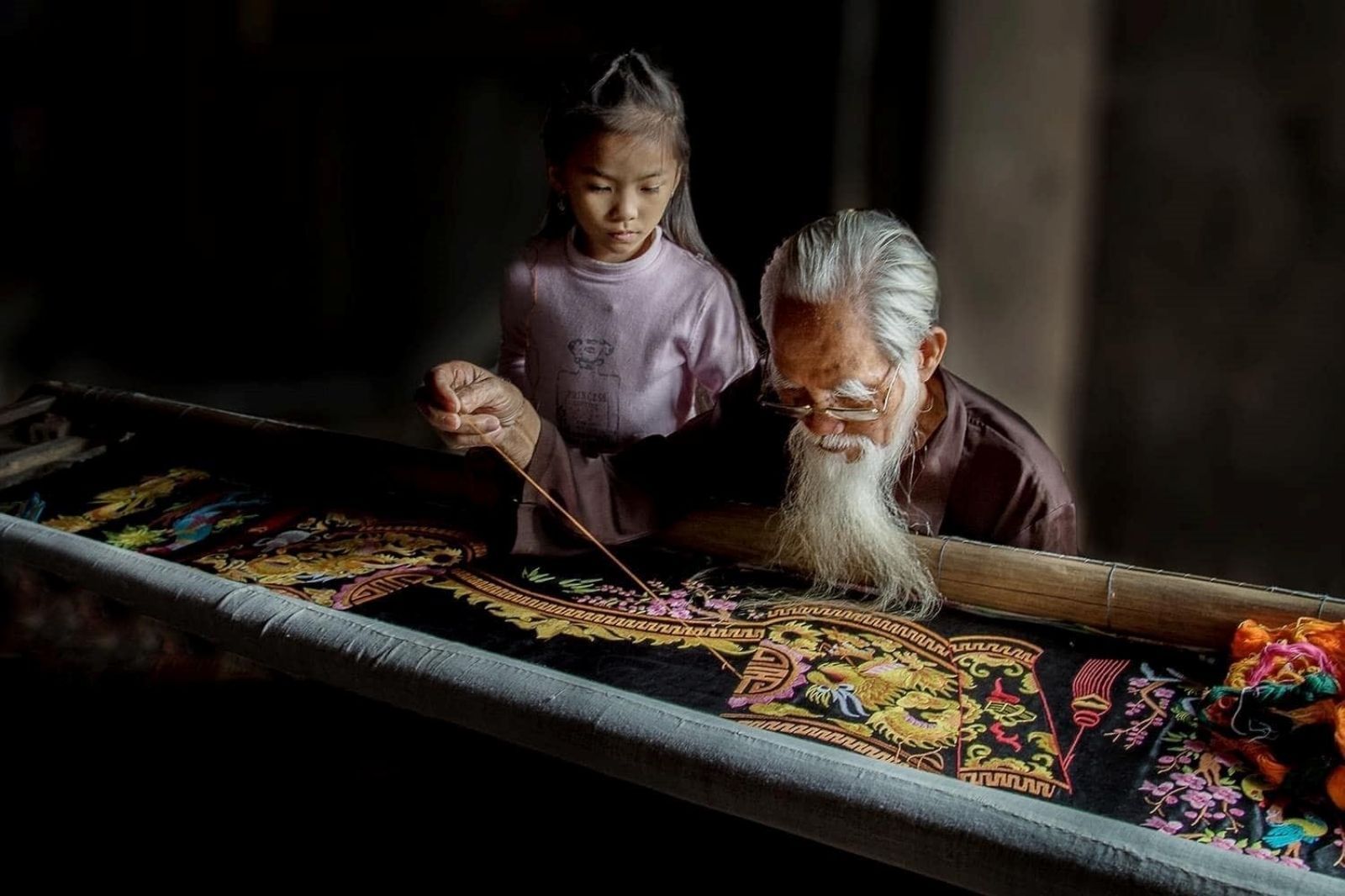 Visiter le Vietnam en 10 jours à la rencontre des maîtres artisans du village de broderie de Văn Lâm à Ninh Bình.