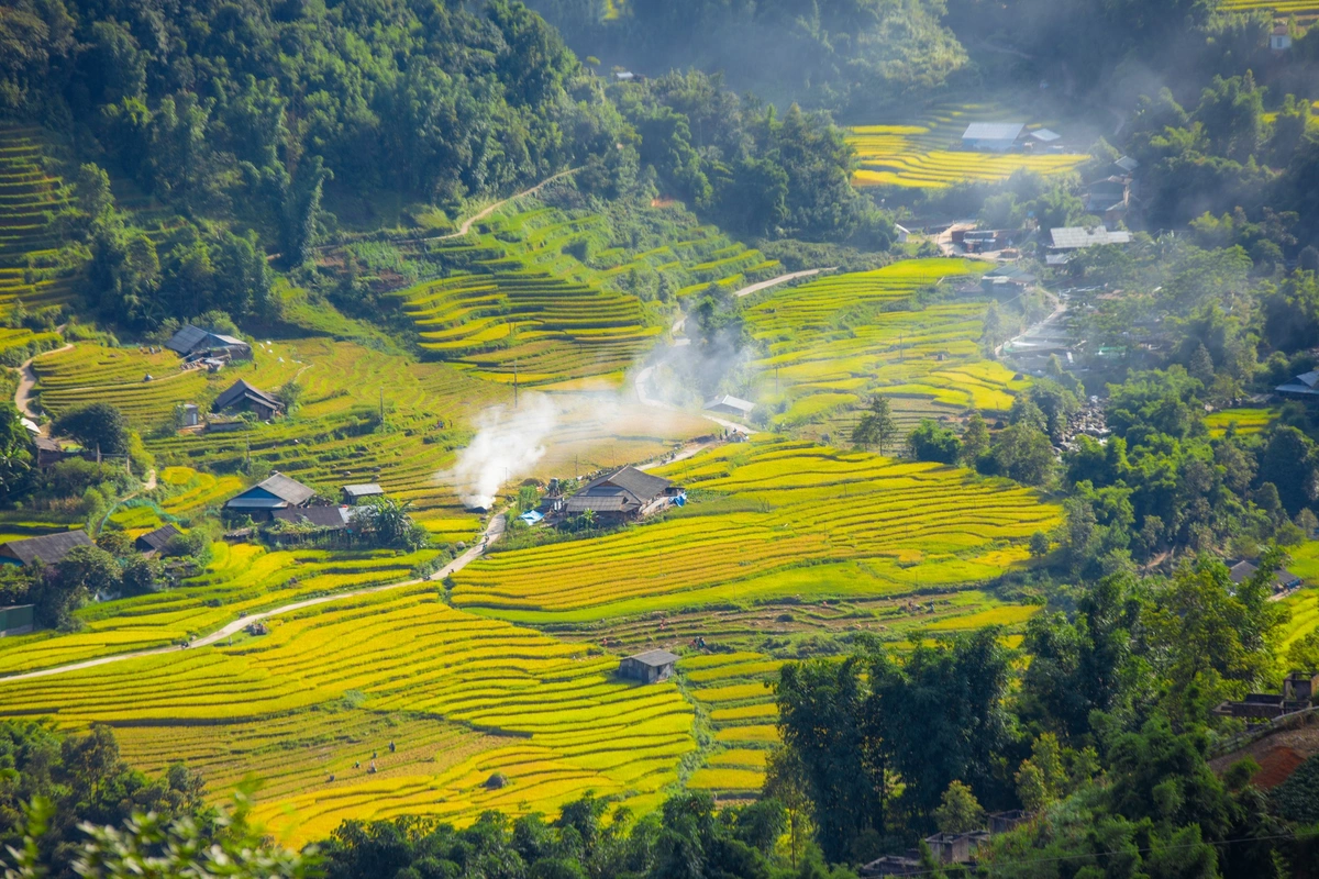 Vue panoramique sur les rizieres en terrasses dorees et villages traditionnels lors d un voyage Vietnam 2 semaines