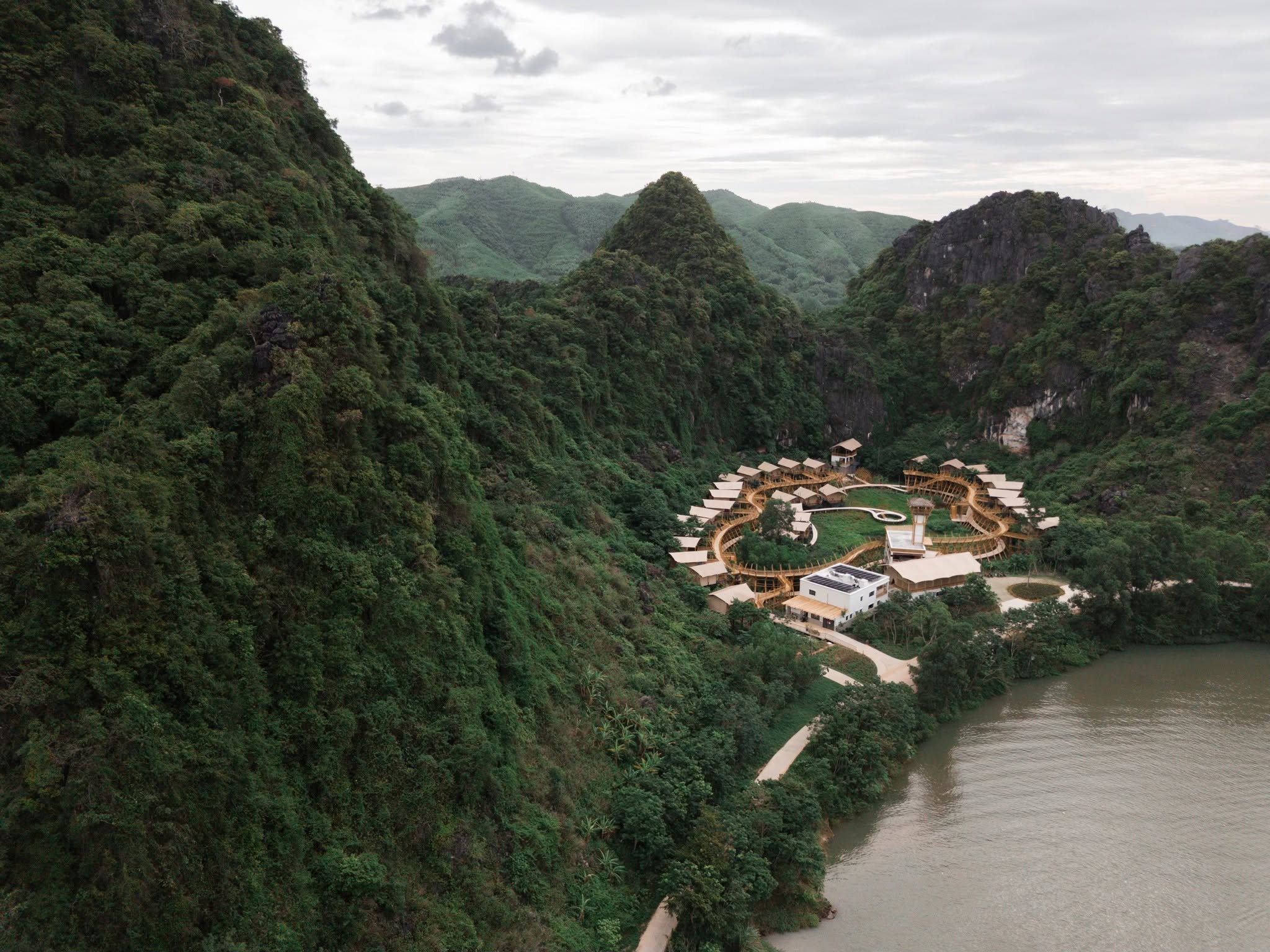 Vue aerienne des 30 lodges sous tente d Auko a Phong Nha proposee par une agence de voyage sur mesure Vietnam