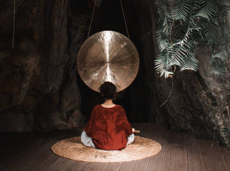 Seance de meditation au gong dans une grotte a Phong Nha organisee par une agence de voyage sur mesure Vietnam