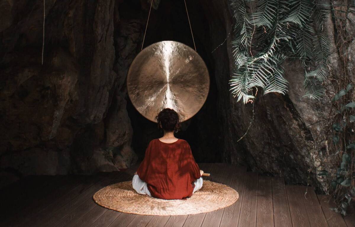 Seance de meditation au gong dans une grotte a Phong Nha organisee par une agence de voyage sur mesure Vietnam